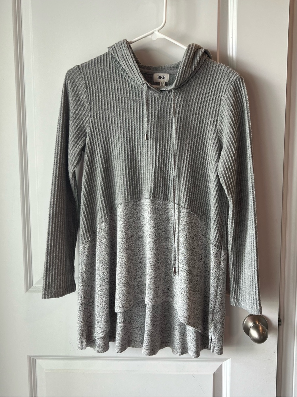 BKE Women's Heathered Light Gray Hooded Ribbed Pullover. XS